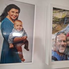 Před šatnou na chodbě nad schodištěm je malá galerie: Matka a otec se syny, Andrea a Radek.