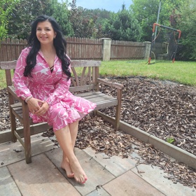 Andrea miluje na své zahradě všelijaká zákoutí s lavičkou.