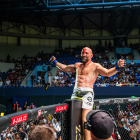 Petr Kníže dokázal porazit Radovana Úškrta, když ho utáhl na arm triangle.