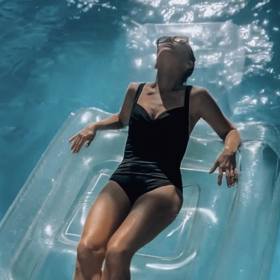 Herečka Sandra Nováková si k bazénu pořídila nafukovací lehátko. 