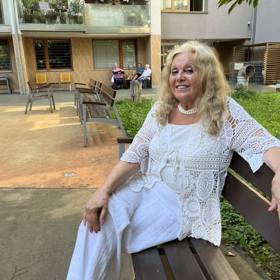 Farářka a Miss Praha 1970 Petra Šáchová na aktuální fotografii.