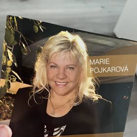 Písničkářka Marie Pojkarová je autorkou megahitu Pejskové se koušou. 