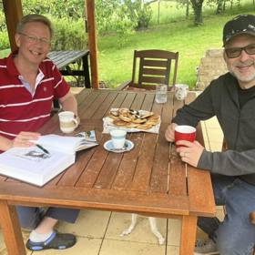 Aleš Cibulka a Michal Jagelka mají na své chaloupce dokonalou pohodu.