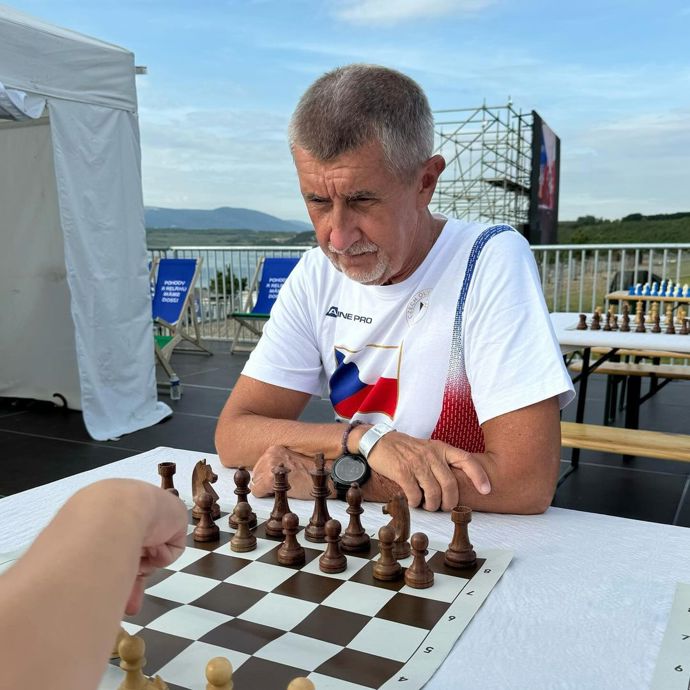 FOTO: Andrej Babiš během hry. – stránka 212