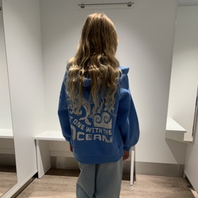 Oversize mikina na zip má velkoformátový motiv na zádech.