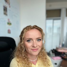 Vizážistka Janě vytvořila pro ni velmi neobvyklé, výrazné večerní líčení i účes, který ji donutil vystoupit z komfortní zóny posunem pěšinky ke středu.