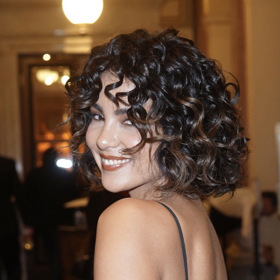 Zpěvačka Alžběta Zea Ferencová je především hrdou nositelkou super sexy kudrnatého mikáda.