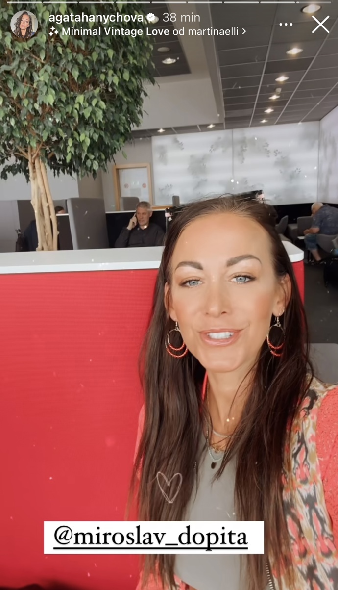 FOTO: Agáta Hanychová se už nemůže doškat. – stránka 931
