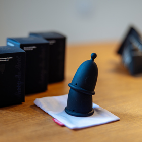 Černý menstruační kalíšek od designérky Anny Marešové bude pomáhat s menstruační chudobou nejen u matek samoživitelek. 