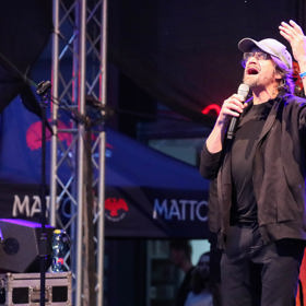 Dan Bárta vystupoval za velkého deště, publikum přesto zůstalo a nadšeně aplaudovalo. 