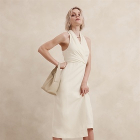 Stylové lněné šaty, kterým neodolala zpěvačka a herečka Selena Gomez.