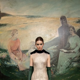 Zlatavé šaty s kontrastními klopami z dílny Borise Krále zvolila herečka Eliška Křenková na červený koberec slavnostního zakončení karlovarského festivalu.