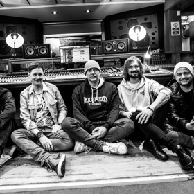 Kapela Chinaski natočila klip k legendárnímu songu Punčocháče.