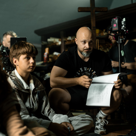 Scenárista Lukáš Daniel Pařík na natáčení pohádkové minisérie Zrození alchymistky.