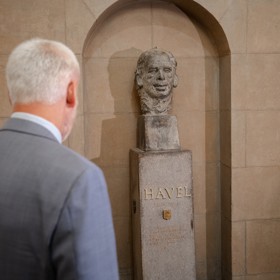 Petr Pavel u busty Václava Havla.
