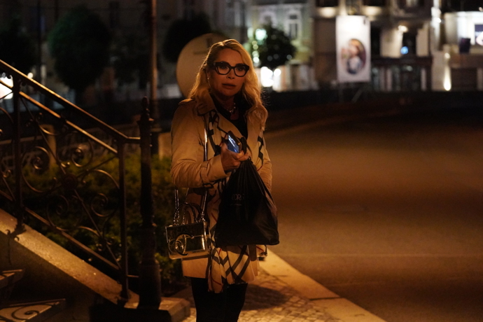 FOTO: Lenka Dragounová v nočních Karlových Varech. – stránka 149