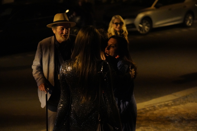 FOTO: Bolek Polívka s Marcelou Černou na nočním tahu ve Varech. V pozadí je vidět Lenka Dragounová. – stránka 130