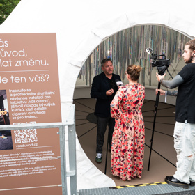 Zpěváka Matěje Rupperta jsme v Karlových Varech potkali v laboratoři Svět bez kouře. 