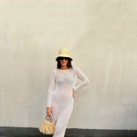 Na pláž ovšem můžete obléct i šaty přes plavky. Letos jsou trendy háčkované modely. 