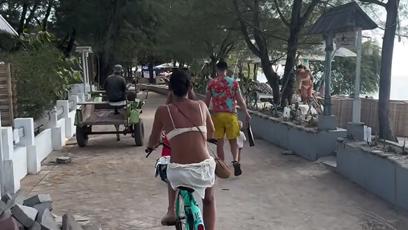FOTO: Po Bali se pohybují s Mirkem na kolech.