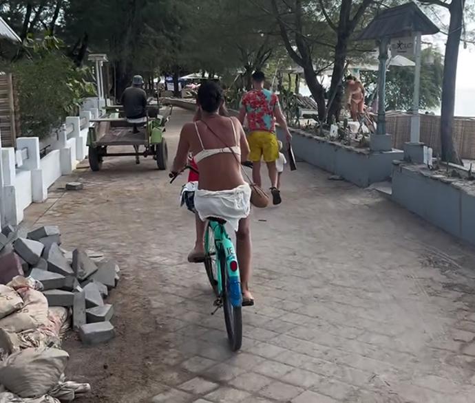 FOTO: Po Bali se pohybují s Mirkem na kolech. – stránka 880
