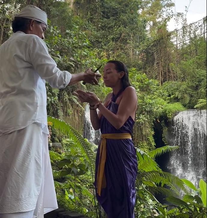 FOTO: Agáta odpočívá a medituje na Bali. – stránka 869