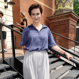 Lucie Štěpánková dorazila na odpolední setkání v neformální kombinaci širokých kalhot a blůzky s rozhalenkou.