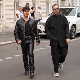 Milan Peroutka už se kvůli některým outfitům začal také líčit. Zde si například aplikoval černou tužku na oči.