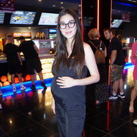 Influencerka Naomi Adachi se v černých šatech pochlubila těhotenským bříškem.