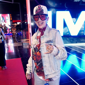 Raperka Sharlota je známá svými výstředními modely, tentokrát ale oblékla až moc džínoviny a její outfit působil překombinovaně.