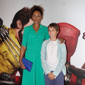 Moderátorka Lejla Abbasová se synem Davidem. Zatímco Abbasová oblékla mentolově zelené šaty, David přišel do kina v tmavě modrých kraťasech a bílém tričku.