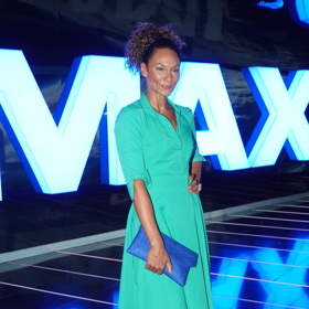 Moderátorka Lejla Abbasová zvolila místo velké kabelky jen malé modré psaníčko. 