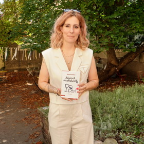 Michaela Duffková pózuje se svou novou knihou.