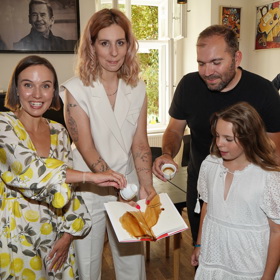 Spisovatelka Michaela Duffková pokřtila novou knihu Zápisník nealkoholičky spolu s herečkou Terezou Ramba, manželem Ondřejem a dcerou Isabelkou.