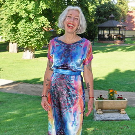 Na ni nezvykle dlouhé vlasy v podobě slušivého sivého mikáda nedávno představila také zpěvačka Marcela Březinová.