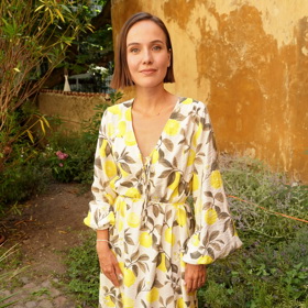 Herečka Tereza Ramba dorazila na křest knihy Zápisník nealkoholičky v šatech s velmi aktuálním motivem z kolekce značky Lindex.