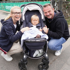 Moderátor Filip Švarc vyrazil na karlovarskou promenádu s manželkou Michaelou a synem Alanem. 