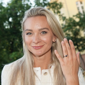 Playmate Bára Mottlová se pochlubila snubním prstýnkem. 