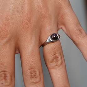 Snubní prstýnek Báry Mottlové v detailu.