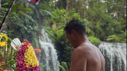 FOTO: Dopita odpočívá a medituje na Bali.