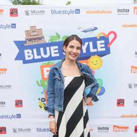 Eva Decastelo nosí džínovou bundu k černo-bílým letním šatům.