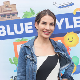 Eva Decastelo chytře kombinuje materiály, tak aby džínovina vynikla. 