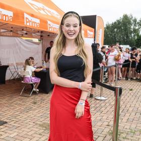 Hvězda seriálu ZOO Michaela Pecháčková nosí letos v létě trendy saténovou sukni. 