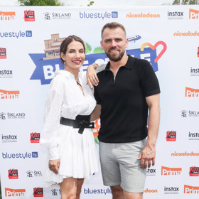 Později se Eva Decastelo převlékla do bílých minišatů přepásaných tmavě hnědým páskem.