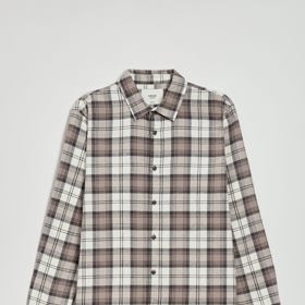 Flanelová košile také patří k rapperově povinné výbavě. Nejspíš díky texaským kořenům. (House, 199 Kč)