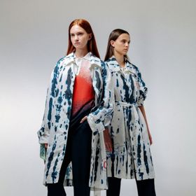 Nejkritizovanějším kouskem je batikovaný plášť vzhledu trenčkotu.