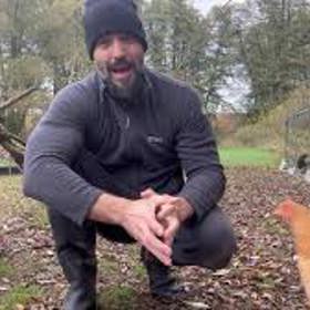 Václav Noid Bárta říká, že část slepic chová na maso.