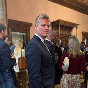 Filip Turek žije na střídačku ve Francii a v Belgii.