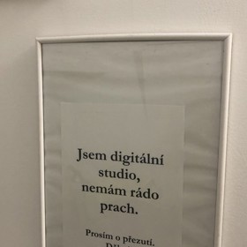 Karel je na své návštěvy přísný - všichni se musí zout do papučí.