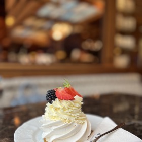 Markéta si vybrala sněhový dort s jahodami za cenu 135 Kč.